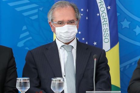 'Nenhum brasileiro vai ficar para trás', garante Guedes