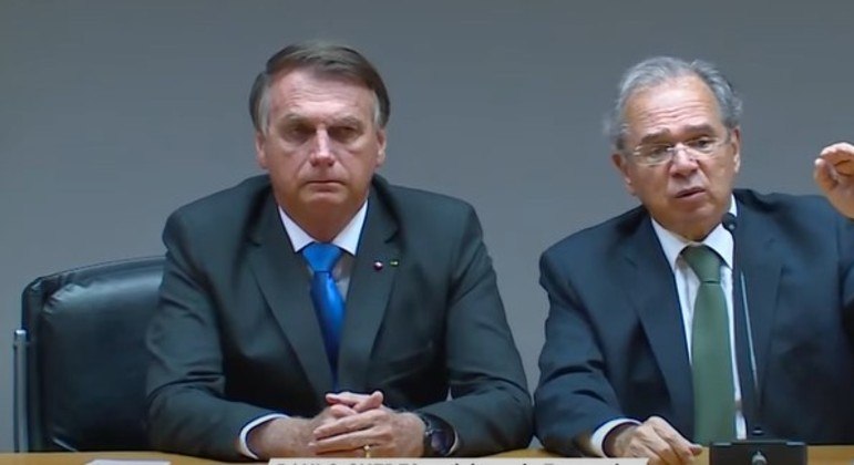 O presidente Bolsonaro, ao lado de Paulo Guedes: pacto por estabilidade.