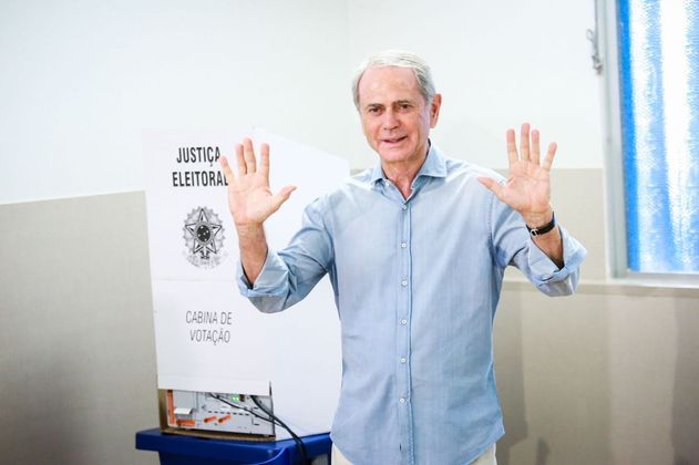 O empresário Paulo Octávio (PSD), candidato ao Governo do Distrito Federal, vota em Brasília