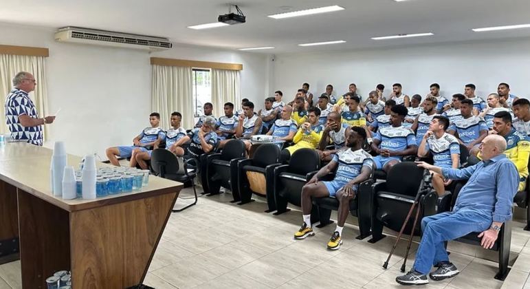 Paulo Roberto Falcão durante reunião com elenco do Santos