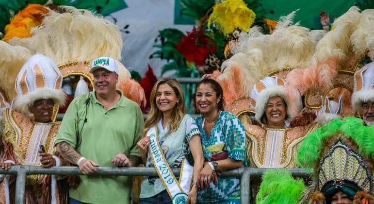 Serdan e Leila Pereira comemoram o título inédito da Mancha Verde de campeã do Carnaval de São Paulo