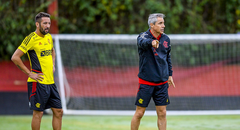 Paulo Sousa comandando o treino do Flamengo, no Ninho do Urubu