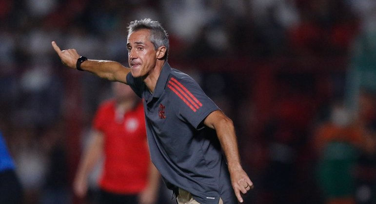 Técnico Paulo Sousa orienta jogadores do Flamengo durante partida