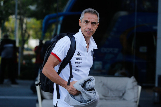 Paulo Sousa durante embarque do Flamengo