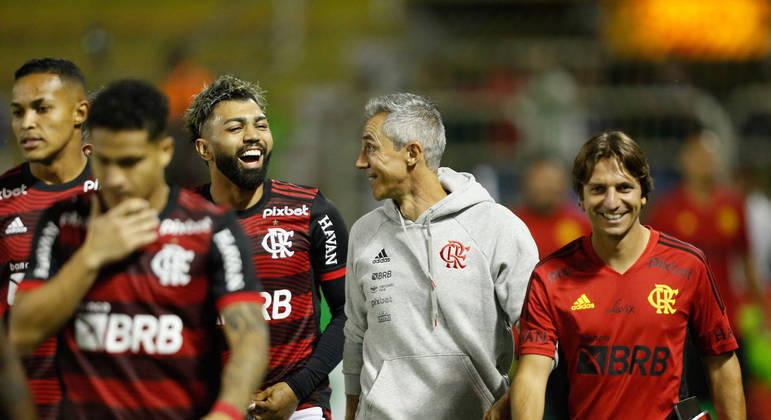 Paulo Sousa com o elenco do Flamengo, durante a partida contra o Altos-PI, pela Copa do Brasil