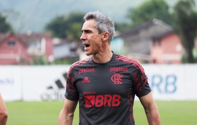 Paulo Sousa deixou a seleção da Polônia, mesmo com possibilidade de disputa da Copa do Mundo 2022, para treinar o Flamengo. Ele já havia treinado clubes de países como Leicester, Basel e Fiorentina. 