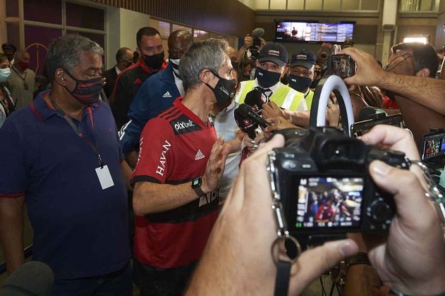 Paulo Sousa falou rapidamente com os jornalistas e confirmou que irá ao CT do Ninho do Urubu nesta sexta-feira