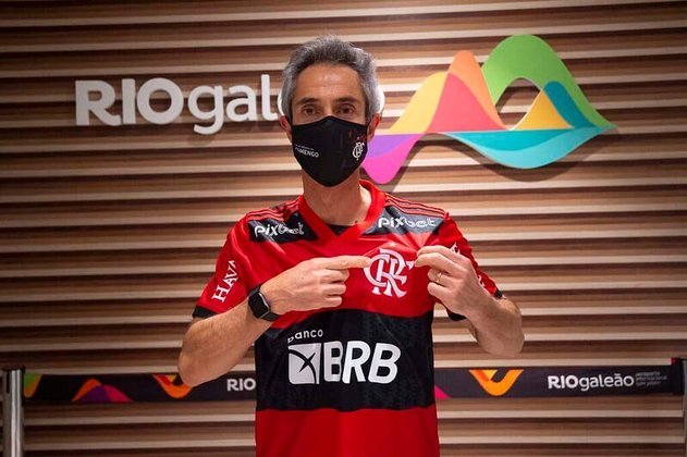 Paulo Sousa recebeu a camisa do Flamengo e posou para fotos