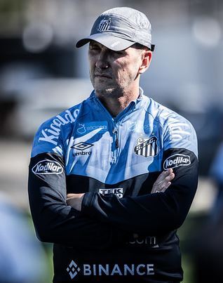 Paulo Turra aceitou o banimento dos dois jogadores. Não foi decisão sua. Foi da diretoria