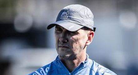 Paulo Turra comandou o primeiro treinamento no Santos