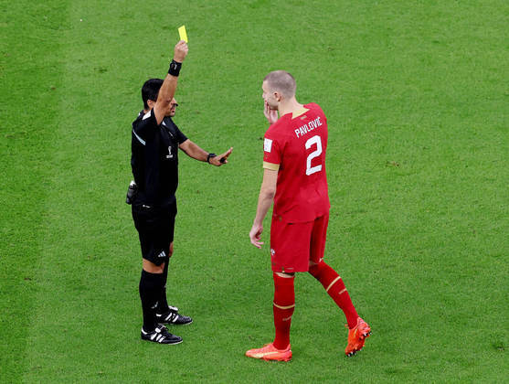 Pavlovic recebe cartão amarelo do árbitro Alireza Faghani após entrada em Neymar
