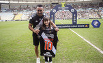 Payet recebe a camisa 10 do Vasco das mãos de Valentina, neta de Roberto Dinamite, eterno 10 do clube e maior ídolo do Cruzmaltino