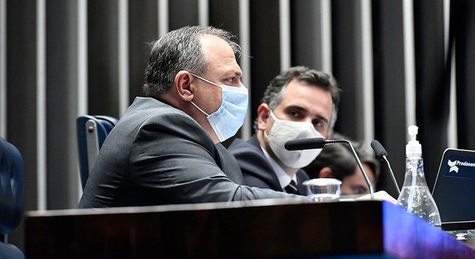 O ministro da Saúde, Eduardo Pazuello, durante sessão no Senado