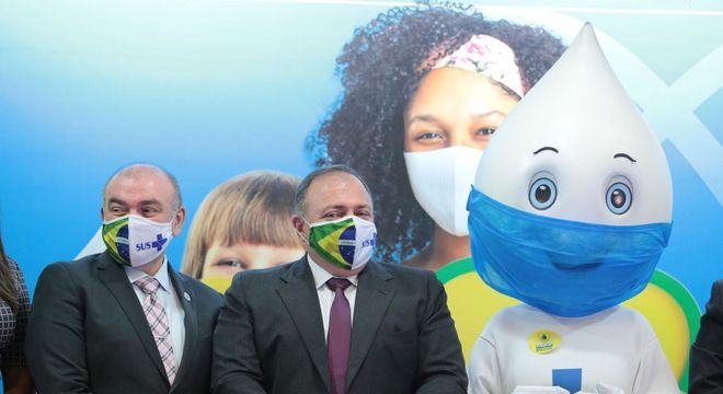 O ministro Eduardo Pazuello, no meio, em evento da multivacinação em Brasília 