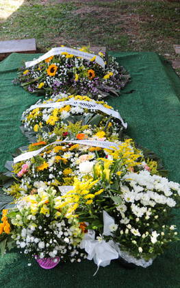 Coroas de flores com homenagens a PC Siqueira foram posicionadas no local onde ele seria sepultado