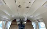 O avião é equipado com equipamentos que oferecem conforto aos passageiros