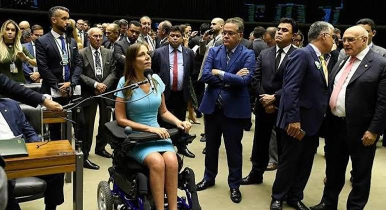 Senadora Mara Gabrili (PSDB-SP) defendendo sua emenda