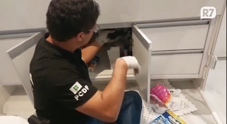 Policial da PCDF durante a busca e apreensão