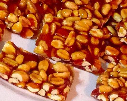 Pé-de-Moleque - Mistura de amendoim e rapadura, é popular no Brasil, especialmente em festas juninas. O pé-de-moleque surgiu em meados do século XVI, com o cultivo da cana-de-açúcar no Brasil. Possui aproximadamente 81 calorias em 16 gramas. 
