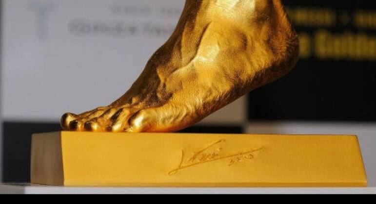 5. Pé de ouro, literalmenteEm março de 2013, o pé de Lionel Messi se tornou, literalmente, de ouro. Uma réplica do pé esquerdo do jogador, que pesava mais de 25 quilos, ganhou espaço na joalheria Ginza Tanaka, de Tóquio. A peça seria vendida por cerca de R$ 486,5 milhões de ienes (em torno R$ 10 milhões). Não apenas isso, a loja também colocou à venda 50 quadros, com 300 g cada, com a sola do pé e a assinatura do atleta de ouro — cada um por R$ 390 mil.Eles também anunciaram cem miniaturas, de cerca de 10 cm, do pé de Messi de ouro, por cerca de R$ 173 mil. Parte do que seria arrecadado com as vendas seria doada às pessoas afetadas pelo terremoto e tsunâmis de Fukushima. Não foi anunciado se as peças chegaram a ser vendidas