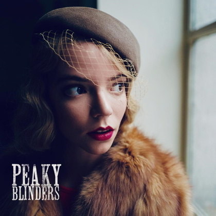 Peaky BlindersDando mais provas de sua versatilidade, a atriz tamb&eacute;m participou da s&eacute;rie de g&acirc;ngsteres Peaky Blinders. No papel de&nbsp;Gina Gray, ela roubou diversas cenas na 5&ordf; temporada, mostrando um lado diferente na carreira