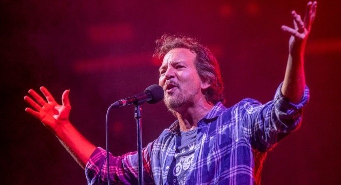 Eddie Vedder está com problema nas cordas vocais 
