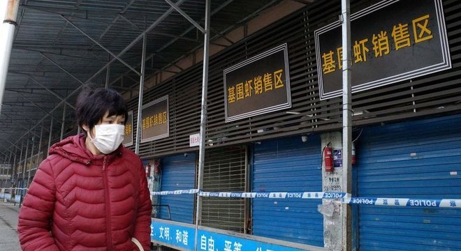 Estima-se que o primeiro surto do novo coronavírus esteja ligado a um dos 'mercados úmidos' de Wuhan, onde são vendidos animais selvagens vivos e mortos