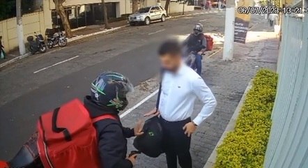Pedestre é assaltado em Moema por falsos entregadores