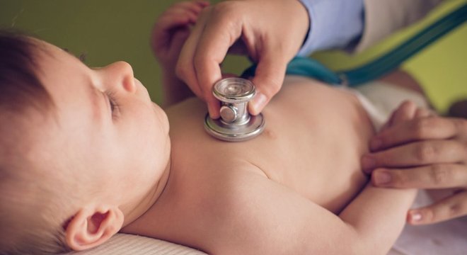 Diego Yeste recomenda levar o bebê ao endocrinologista caso apresente sintomas como crescimento acelerado e genitais pequenos
