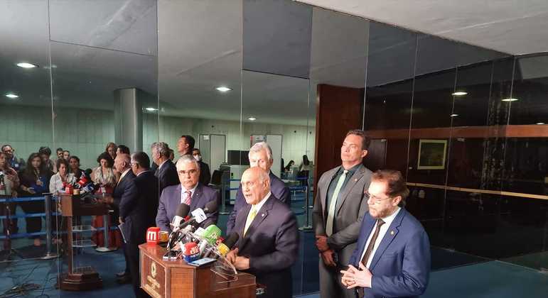 Senadores apresentam pedido de impeachment contra o ministro Luís Roberto Barroso, na Presidência do Senado