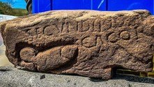 Pedra descoberta por arqueólogo amador revela xingamento de 1.700 anos