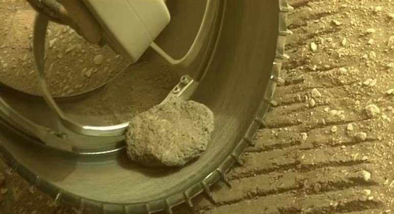 Pedra de Marte ficou presa em roda de robô da Nasa