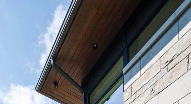 Pedra mineira como revestimento na entrada de casa