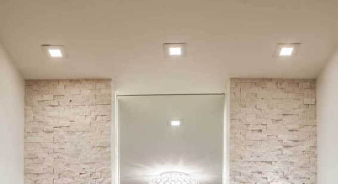 Pedra mineira na parede de banheiro