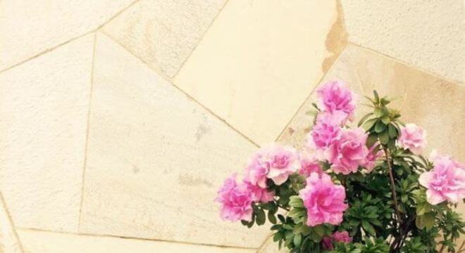 Pedra mineira na parede de casa