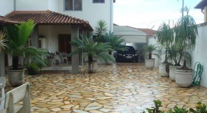 Pedra no quintal de casa