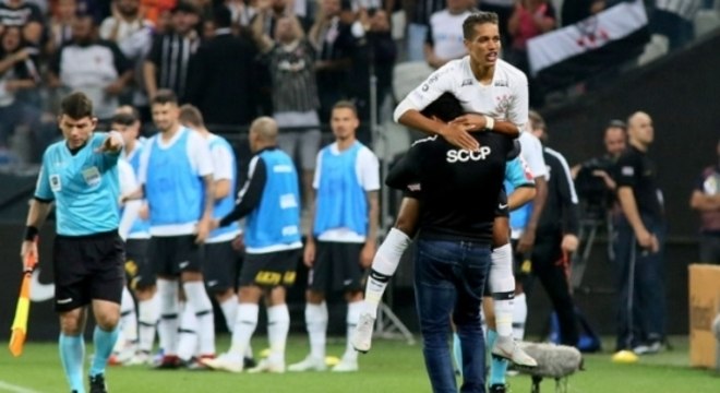 Corinthians classificado, graças à canhota de Pedrinho