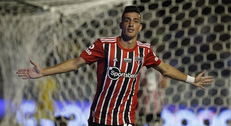 Atacante do São Paulo, Pedrinho é acusado de agredir e ameaçar ex-namorada
