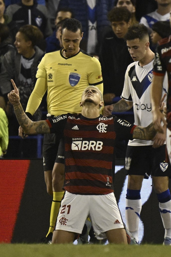 A defesa do Vélez sabia da excepcional fase de Pedro. Mas não conseguiu impedir os três gols