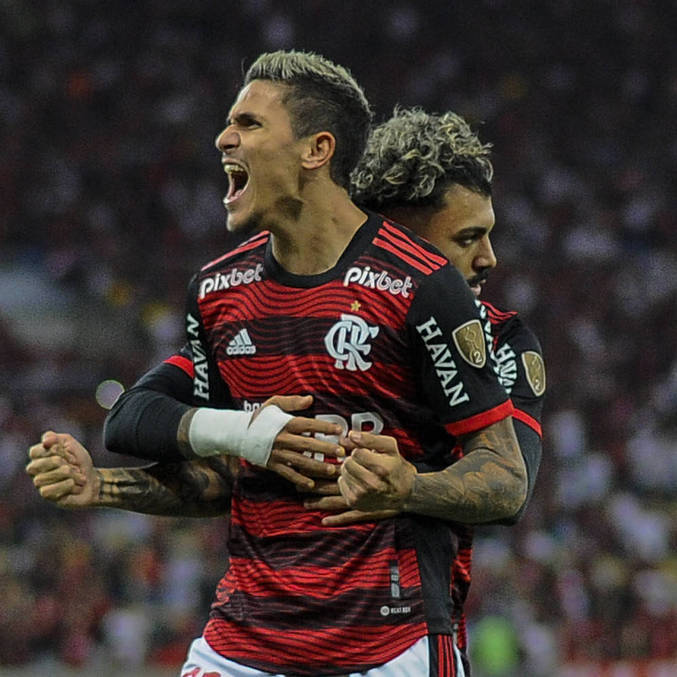 Pedro e Gabigol comemoram os gols sobre o Tolima, pela Libertadores