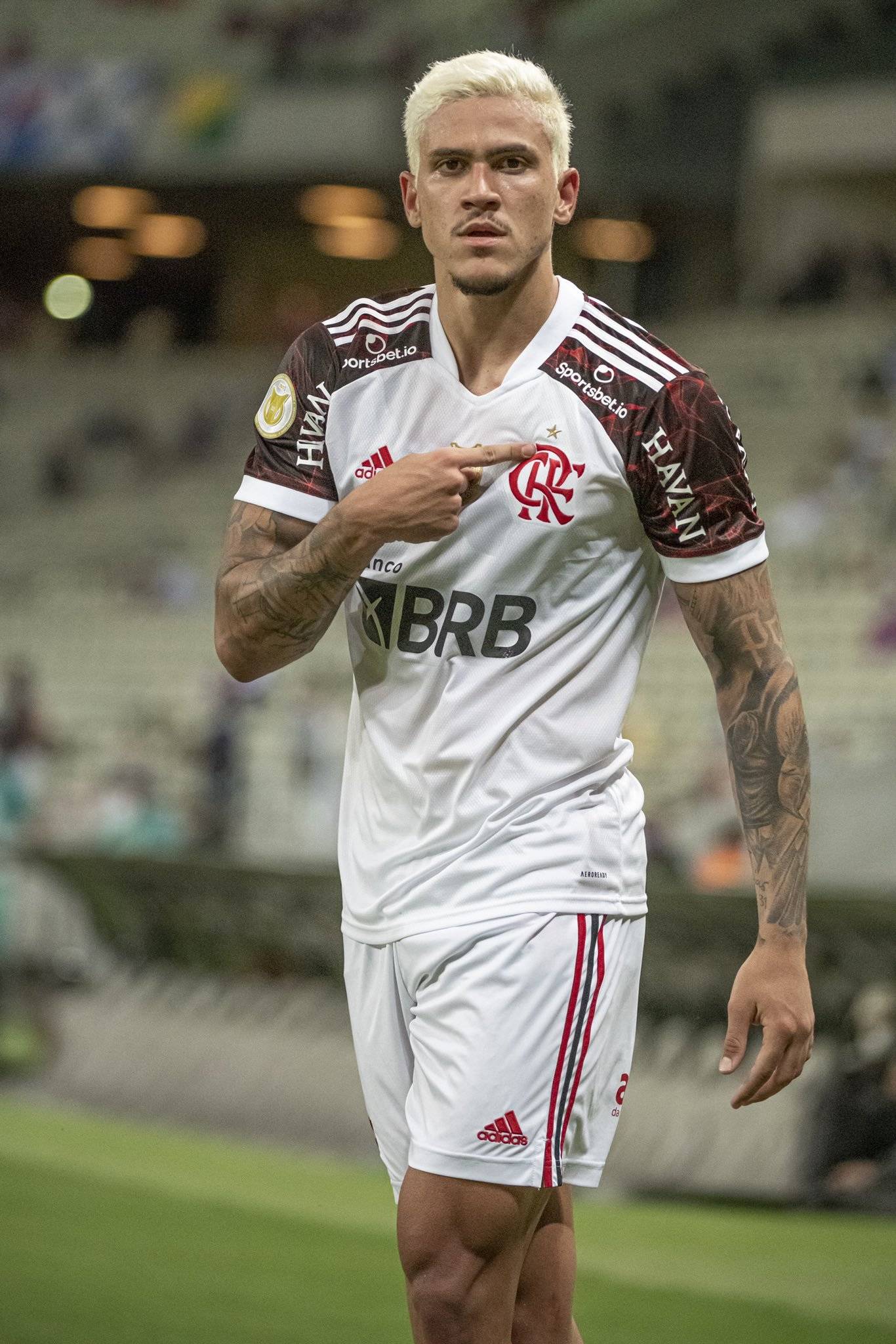 Pedro mostra, com orgulho, o distintivo do Flamengo. Time segue brigando pelos três títulos