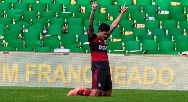 Pedro comemorando o primeiro gol. Sem piedade do ex-time