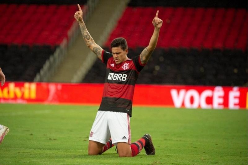 Pedro terá o joelho direito operado amanhã. Ele reclamava de dores no joelho há 12 dias