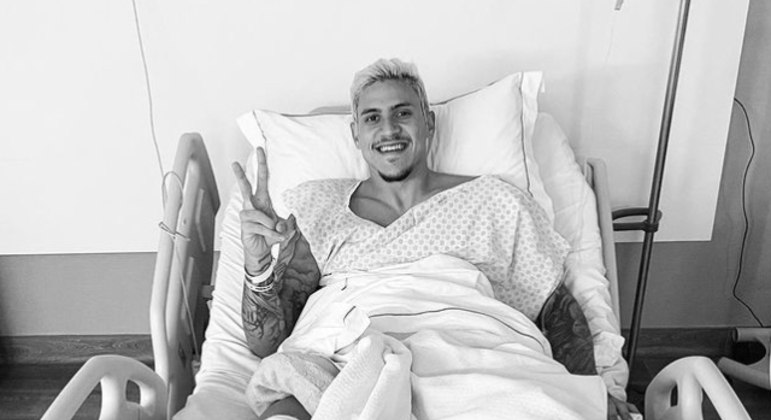 Pedro :12 dias com dores no joelho antes de operar. Treinou, jogou. Pode ficar fora da final da Libertadores