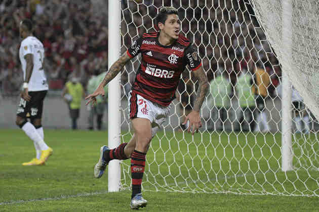 PEDRO ARTILHEIRO - Com carrinho após cruzamento, Pedro fez o único gol da partida de volta contra o Corinthians. A vitória por 1 a 0 colocou o time na semifinal.