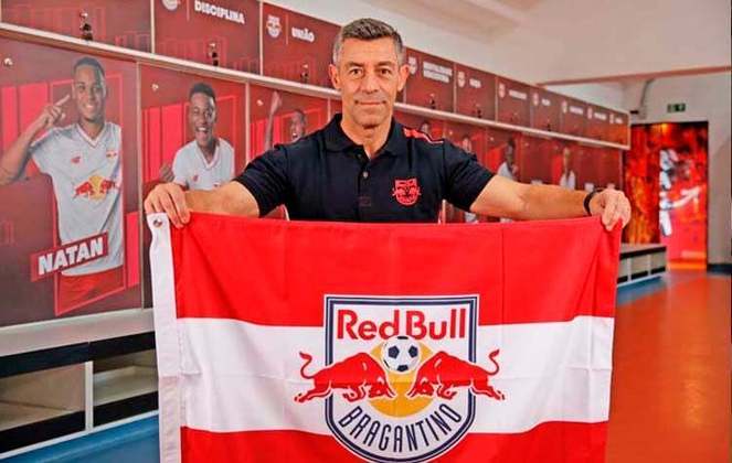 PEDRO CAIXINHA - Mais um treinador português que começou sua trajetória no futebol brasileiro em 2023. O treindor foi contrato pelo Red Bull Bragantino e chega como substituto de Maurício Barbieri, atualmente no comando do Vasco.