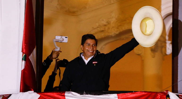 Chefe das Forças Armadas do Peru entrega o cargo - Vimarsana News
