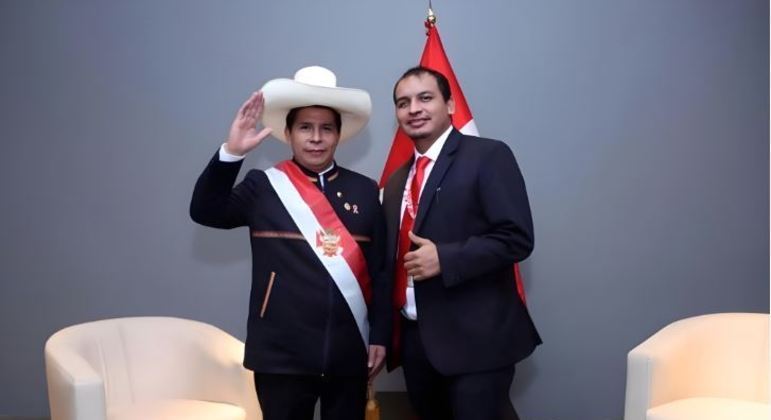 Presidente do Peru, Pedro Castillo (à esq.), ao lado do sobrinho Fray Vásquez (à dir.)