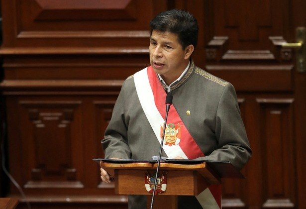 O presidente peruano Pedro Castillo discursa no Congresso durante votação de impeachment