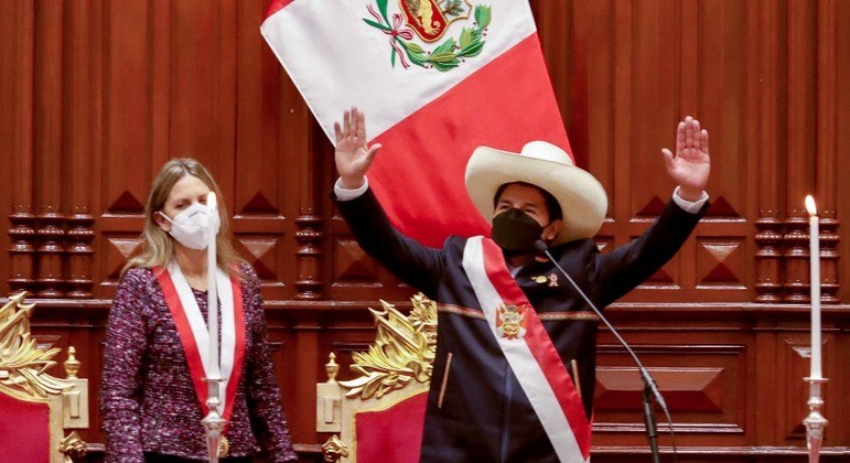 Pedro Castillo anuncia que tentará reforma constitucional no Peru - Vimarsana News